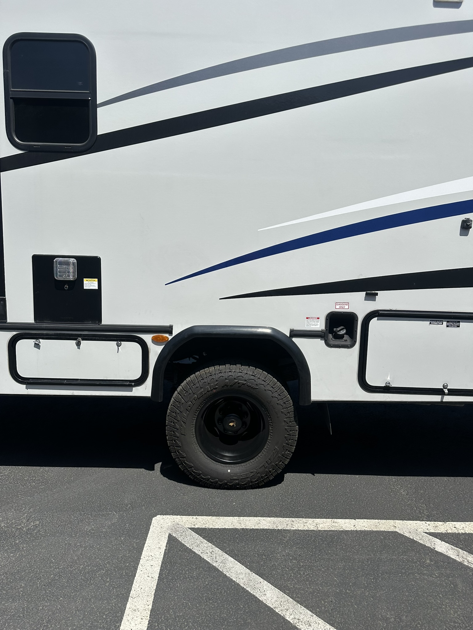 Ford Econline Van E-450 E-350 Leveling kit side view of the quad pump kit